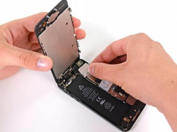 Desain rumit iPhone 5 menyebabkan kekurangan pasokan.