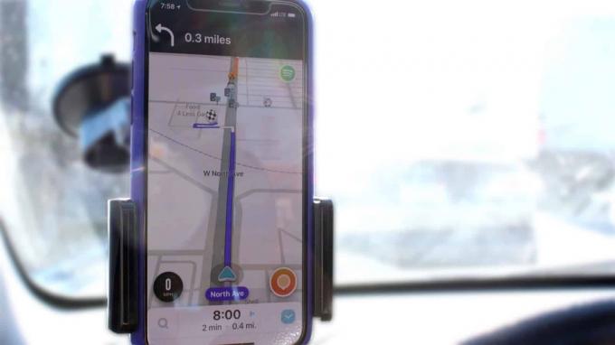 Waze באייפון במתקן GPS לרכב