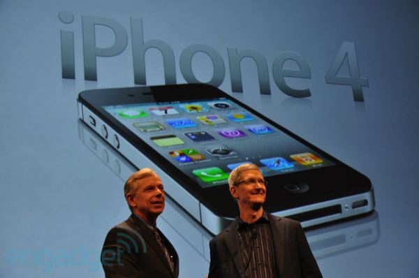 „Verizon COO TK“ ir „Apple“ Tim Cook pristatydami „Verizon iPhone“.
