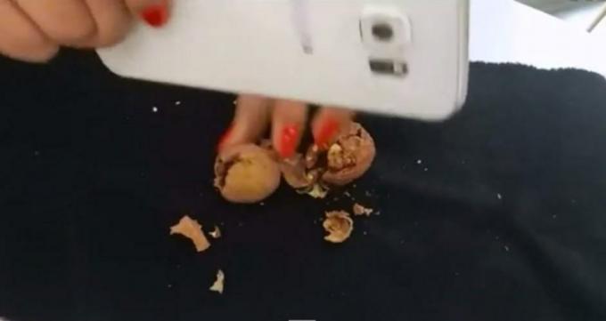 Pokud máte pouze jeden Galaxy S6, otočte jej na jeho bočním okraji, aby praskly ořechy. Foto: Dark Skill/YouTube