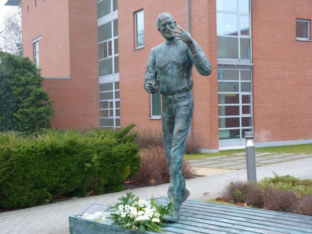 Bronzová socha Steva Jobse stojí mimo budapešťskou Graphisoft, softwarovou společnost, která by dnes možná nebyla, kdyby nebylo Jobse, říká generální ředitel.