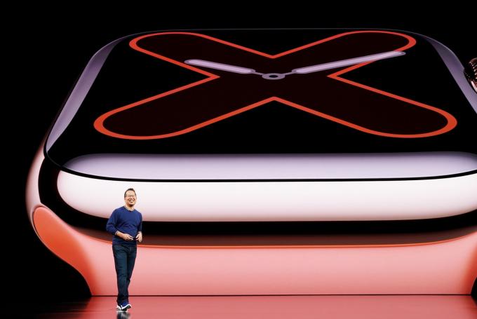 Ο αντιπρόεδρος της Apple Stan Ng παρουσιάζει τα εκπληκτικά χαρακτηριστικά του Apple Watch Series 5 κατά τη διάρκεια της εκδήλωσης iPhone 11.