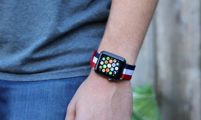 Nyloon의 Apple Watch용 Elysee 나일론 밴드는 네이비, 화이트, 레드 색상으로 편안하고 패브릭 같은 느낌을 줍니다.