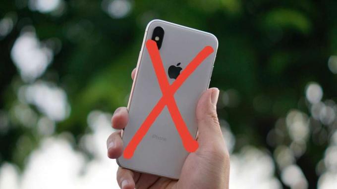 iPhone X su raudonu X ženklu viršuje.