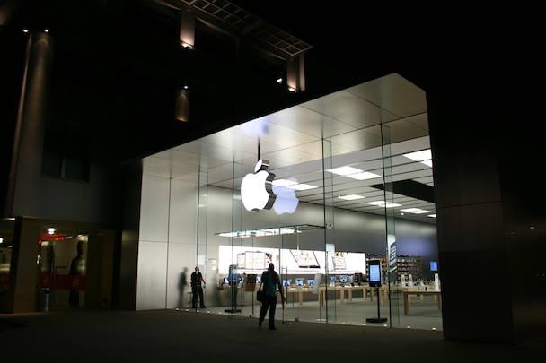 Hiljainen - ehkä pahaenteisen hiljainen - yö Scottsdale Apple Storessa, kahdeksan mailin päässä kadulta Microsoftin uudesta kaupasta