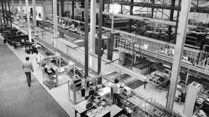 أراد ستيف جوبز أن يكون مصنع ماكنتوش الخاص به في المستقبل في فريمونت بولاية كاليفورنيا ملونًا ونظيفًا.
