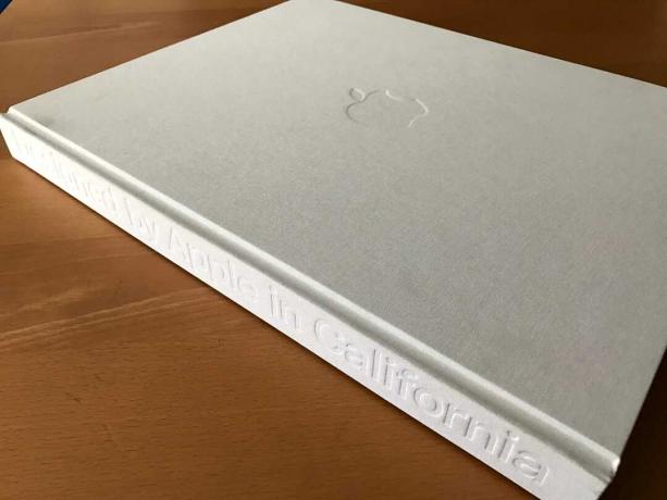 Libro diseñado por Apple en California