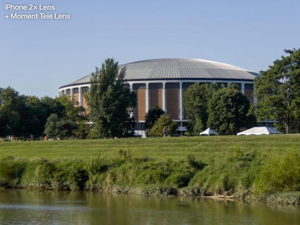 Het Ohio University Convocation Center, gezien vanaf de overkant van de Hocking River. (iPhone 2× Lens + Moment Telelens)