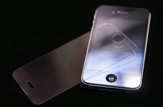 Zvěsti: Samsung usilovně pracuje na tom, aby na neohlášeném iPhonu 6 zkopíroval skleněný displej Apple Sapphire. Verdikt: Toto je první kandidát na nejméně překvapivou fámu roku ETNews cituje průmyslové zdroje uvnitř znalosti o setkáních Samsungu s výrobci, ale mohli jsme to nazvat, jakmile jsme viděli Gold S5 s otiskem prstu skener. Nebo jejich chytré pouzdro. Nebo jejich Chromebox. Nebo... chápete pointu.