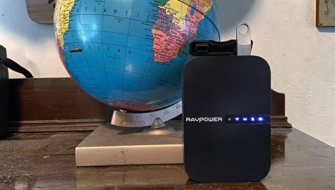 RAVpower FileHub Travel Router ir arī centrs.