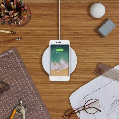 एक कुरकुरा, सफ़ेद Belkin Boost Up आपके फ़ोन को 7.5 वाट तक चार्ज कर सकता है