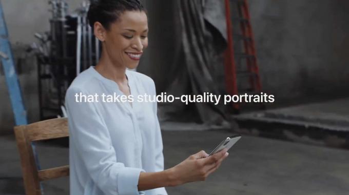 Appleの広告によると、iPhoneXはスタジオ品質のポートレートを撮影します。
