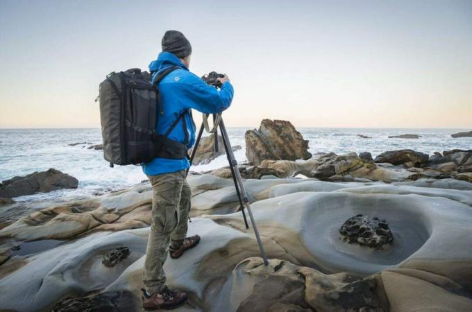 De FirstLight-serie van MindShift Gear helpt fotografen om lange, zware telelenzen te vervoeren.