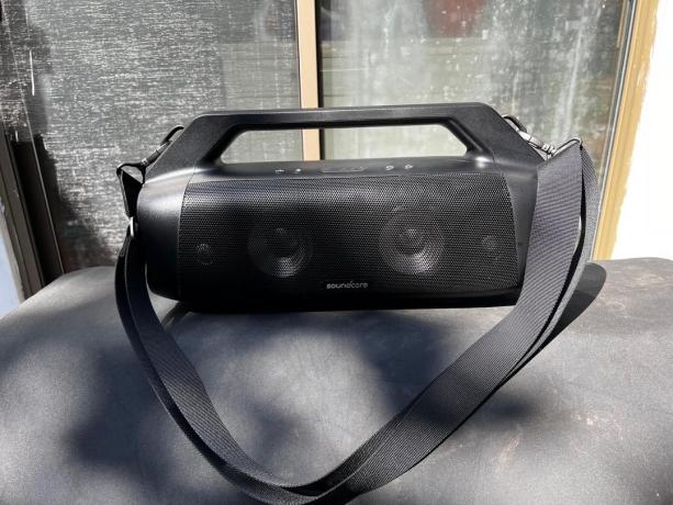 Revisão do Soundcore Motion Boom Plus: O boombox Bluetooth cortará o som das ondas quebrando e também flutuará sobre elas.