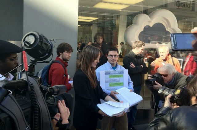Protest v obchodě Apple v San Francisku prostřednictvím Cory Moll.