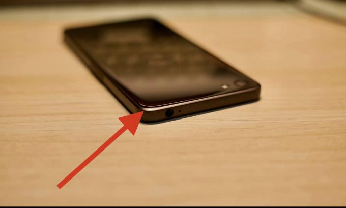 iPhone 15:n kulmat ja reunat voivat olla pyöristettyjä, ei neliöityjä.