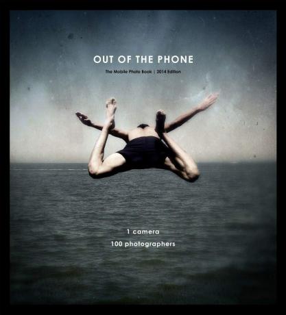 Out of the Phone bevat 100 van de beste foto's gemaakt met mobiele telefoons in 2014. Omslagfoto door Jason Flett