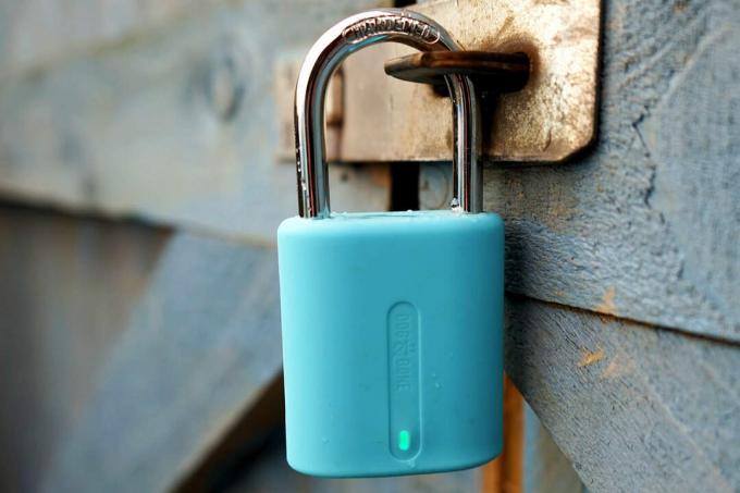 „LockSmart Mini“ naudoja „Bluetooth“ ir kalbasi su jūsų telefonu, kad atrakintų.