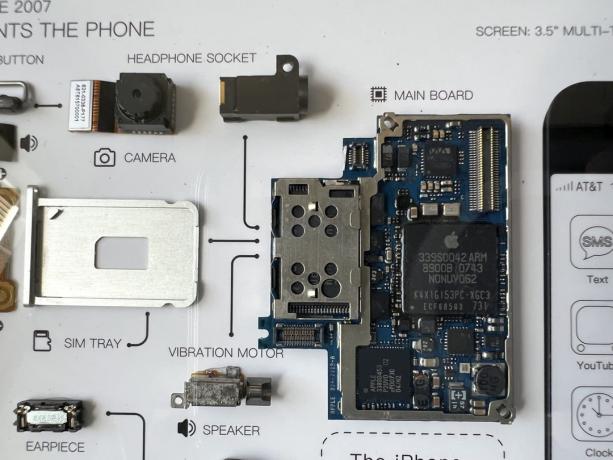 Kehystetyt alkuperäiset iPhone-osat Grid Studiosta: SIM-lokero on yllättävän suuri.