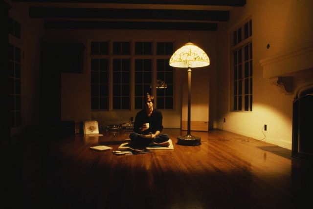 Steve Jobs sedící na podlaze v domě Jamis MacNiven mu pomohl obnovit. Foto: Diana Walker.