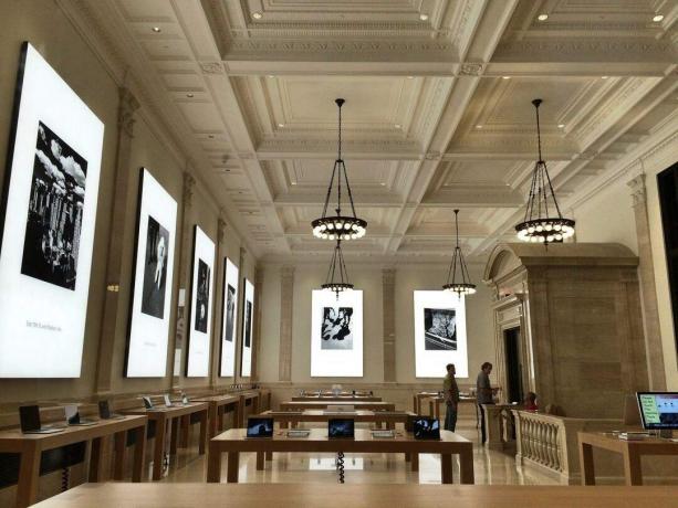 ครั้งหนึ่งเคยเป็นธนาคาร อาคารที่ 940 เมดิสันอเวนิว ในอัปเปอร์อีสต์ไซด์ของนิวยอร์ก ปัจจุบันเป็นร้านบูติกของ Apple ที่หรูหรา