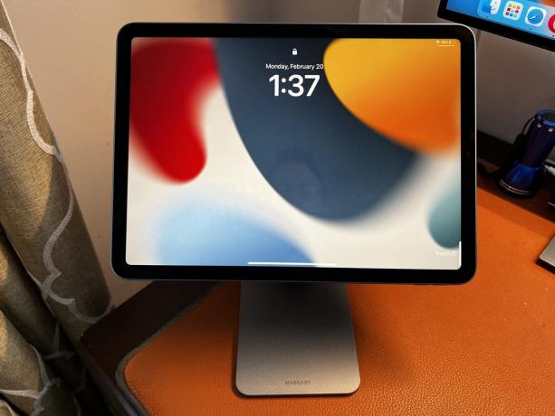 Flipmount-ით მარტივია iPad-ისა და iPhone-ის ხელების გარეშე გამოყენება. და ეს არის მარტივი გზა თქვენი კომპიუტერის კონფიგურაციაში კიდევ ერთი ეკრანის დასამატებლად.
