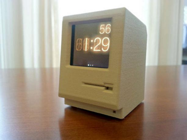 Mangin laget en klassisk Macintosh som fungerer som en dokkingstasjon for iPod Nano.