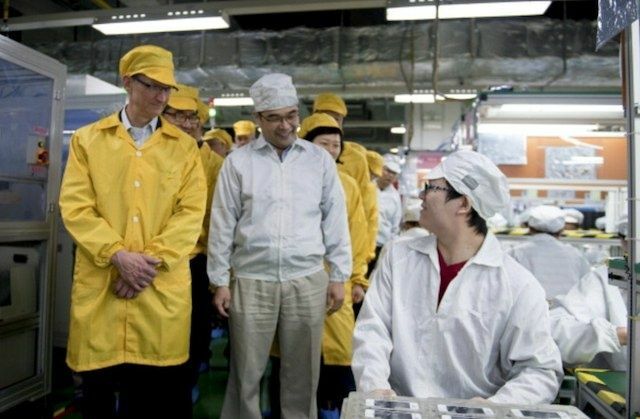 Tim Cook bezoekt Foxconn, waar de iMacs van Apple traditioneel worden geassembleerd, in 2011.