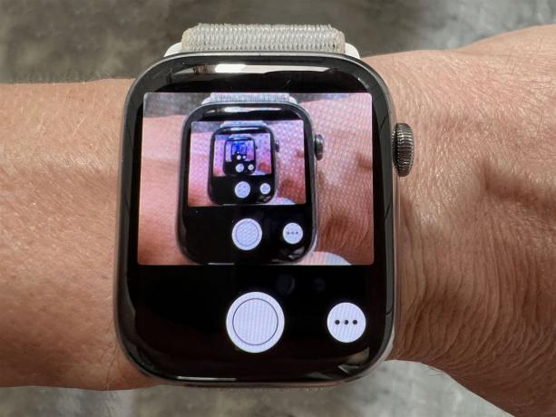 Pavērsiet savu iPhone tālruni pret Apple Watch, kurā darbojas kameras tālvadības pults, lai iegūtu neparastu atgriezeniskās saites efektu.
