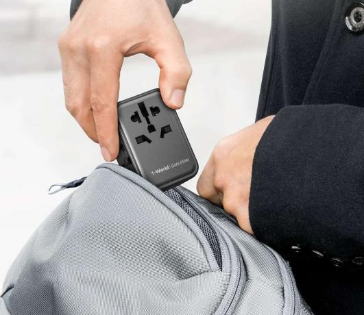 El adaptador de viaje universal de Momax es lo suficientemente pequeño como para caber en casi cualquier bolso.