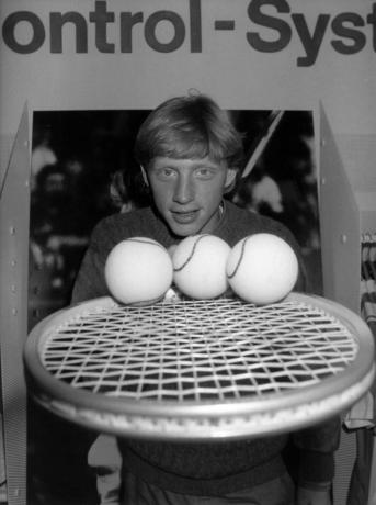Tennismestari Boris Becker tennismailalla ja kolmella tennispallolla arkistokuvassa urheiludokumenteista 