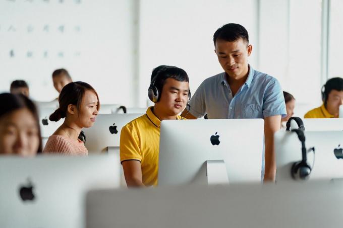 Apple предоставя достъп на работниците по веригата за доставки до класове за кодиране.