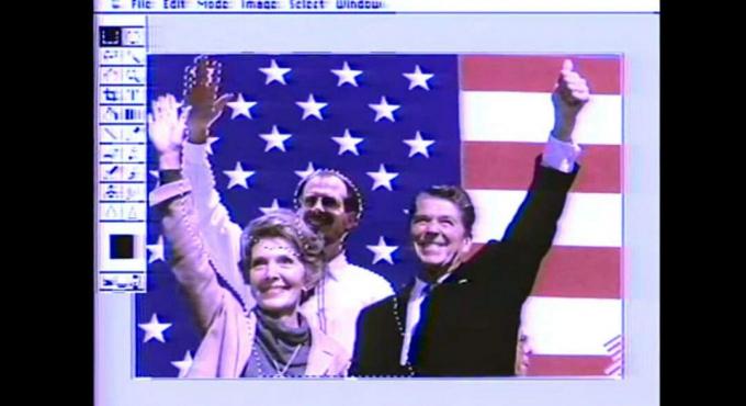 ראסל בראון, אדובי של אדובי, הציב את עצמו בתצלום של הזוג הראשון במהלך הפגנה של פוטושופ 1.0 בתוכנית הצג היום ב -1990. צילום: הצג היום/יוטיוב