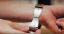 Ručně vyrobené dřevěné pásky dodávají hodinkám Apple Watch rustikální vzhled a lesk
