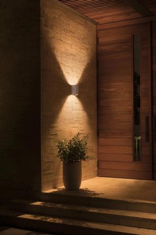 Resonate осветява стена за класически и елегантен вид.