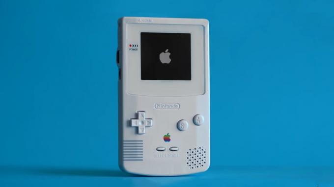 لا يجلس كل Game Boy Color في الدرج. أصبح هذا جهاز تحكم عن بعد لـ Apple TV.