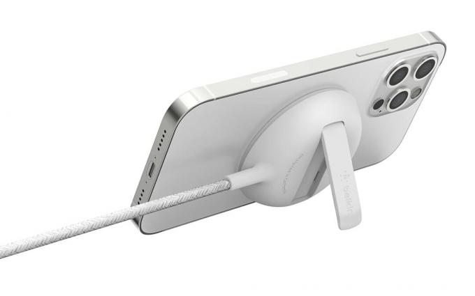 Belkin maakt de beste gevlochten MagSafe-kabel voor iPhone 15. Dankzij de ingebouwde standaard kunt u uw iPhone op een hoger niveau brengen tijdens het opladen.