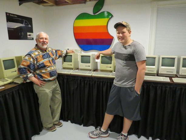 Fostul șef de design Apple Jerry Manock, stânga, vizitează Maine Technology Museum