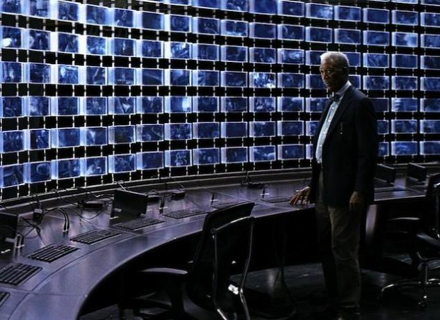 ในตอนท้ายของหนังปี 2008 ของคริส โนแลนเรื่อง The Dark Knight มีฉากที่แบทแมนใช้ของลูเซียส ฟ็อกซ์ แนวคิดเกี่ยวกับโซนาร์เพื่อเปลี่ยนโทรศัพท์มือถือทุกเครื่องในเมือง Gotham ให้กลายเป็นแผนที่สดขนาดใหญ่ที่ใช้โซนาร์เพื่อค้นหา The โจ๊ก. ย้อนกลับไปในปี 2555 มีข่าวลือว่า Apple สนใจที่จะใช้เทคโนโลยีเดียวกันกับโทรศัพท์มือถือ iPhone 6 ของ Apple ในขณะนั้น เทคโนโลยีนี้จะช่วยให้ Apple สามารถรวมเซ็นเซอร์เสียงเข้ากับจอแสดงผลซึ่งสามารถตรวจจับความใกล้ชิดของวัตถุกับ iPhone ของคุณ: ขัดจังหวะแอพพ็อดคาสท์ของคุณเพื่อเตือนคุณว่ามีวัตถุขนาดใหญ่ที่เคลื่อนที่เร็วกำลังเข้าใกล้คุณ เป็นต้น เห็นได้ชัดว่าเป็นการยากที่จะพิสูจน์หักล้างรายงานนี้เนื่องจาก iPhone 6 ยังคงเป็นข่าวลือในทางเทคนิค อันนี้อิงจากสิทธิบัตรของ Apple ซึ่งแสดงให้เห็นว่าอย่างน้อยบางคนในคูเปอร์ติโนก็เอาจริงเอาจังพอที่จะยื่นเอกสารที่จำเป็น อย่างไรก็ตาม เราไม่ได้ยินอะไรเกี่ยวกับมันเลยตั้งแต่นั้นมา ในขณะที่รายละเอียดมากขึ้นเรื่อยๆ ของ iPhone 6 ได้รั่วไหลออกมาทุกวัน อาจมีใครซักคนที่จะพูดถึงกองข่าวลือที่ไม่มีมูล! ซึ่งเป็นเรื่องน่าละอายจริง ๆ เพราะถ้า Apple สามารถหาวิธีอนุญาตเสียงของ Morgan " Lucius Fox" Freeman สำหรับ Siri รุ่นต่อไปได้ คอมโบนี้น่าจะถูกใจผู้ชมเป็นอย่างมาก