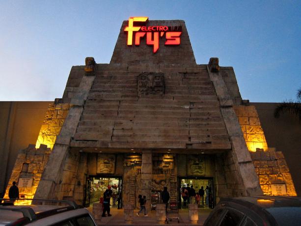 The Fry's Electronics din San Jose, California, a atras atenția cumpărătorilor cu tema Maya.