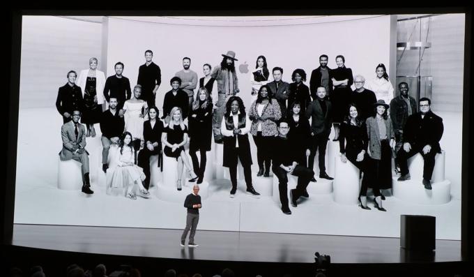 Tim Cook vezérigazgató az Apple TV+ eredeti műsoraiban szereplő színészek, rendezők és producerek képe előtt.