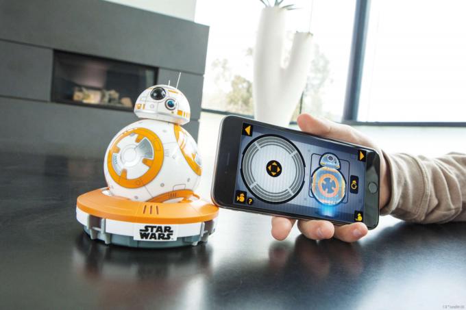 Ko je BB-8 napolnjen, je pripravljen za uporabo na podlagi aplikacije za iOS ali Android in vaših glasovnih ukazov.