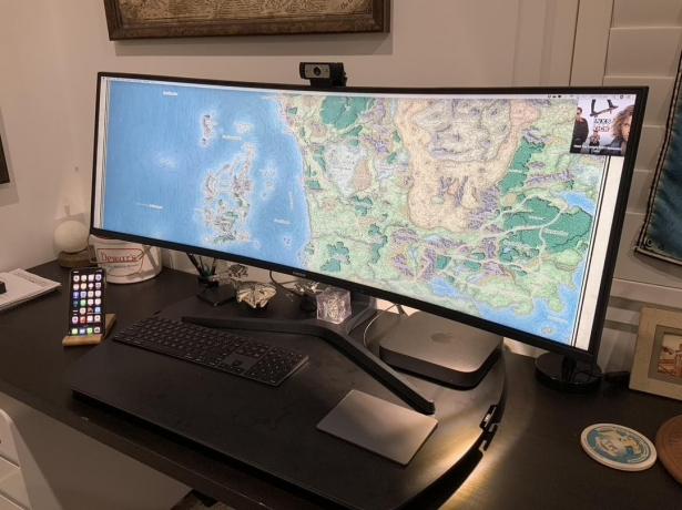 Un monitor curbat de 43 de inci este punctul culminant al configurării jocurilor Duncan Shultz.