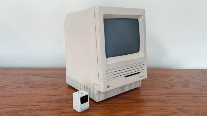 Shargeek Retro 67 med en Macintosh SE i naturlig storlek