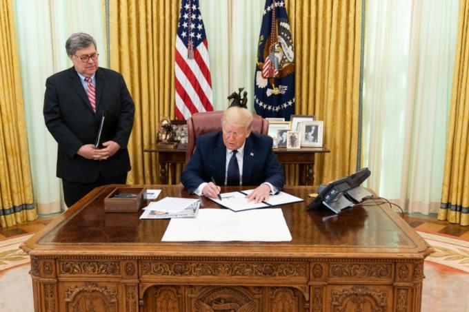Prezydent Trump podpisuje dekret wykonawczy.