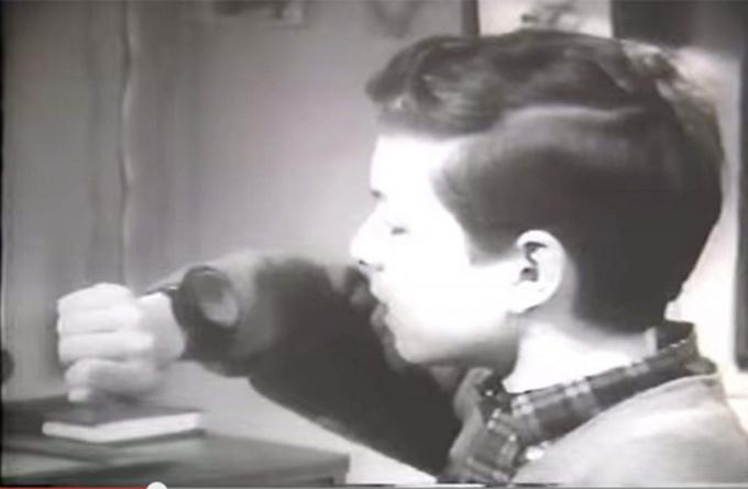 Ένα παιδί καλεί έναν φίλο στο ραδιόφωνο Dick Tracy Two-Way Wrist Radio σε αυτή τη διαφήμιση της δεκαετίας του 1960.