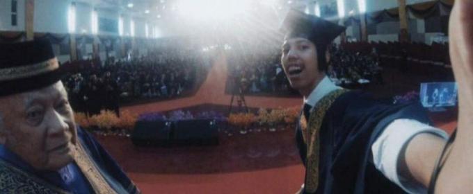 Tato selfie během nedávné promoce v Malajsii vynesla studentovi pozastavení studia na univerzitě.