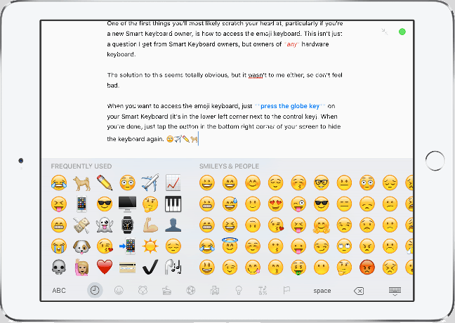 Accesarea emoji-urilor de la tastatura inteligentă se poate face prin simpla atingere a tastei Globe din stânga jos a tastaturii.