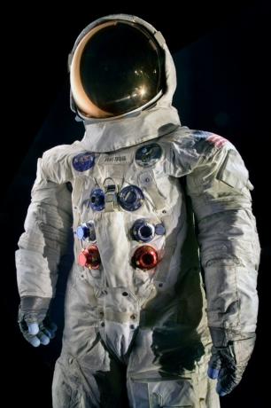 Neil Armstrong měl tento oblek v červenci 1969, když se stal prvním mužem, který kráčel po Měsíci.