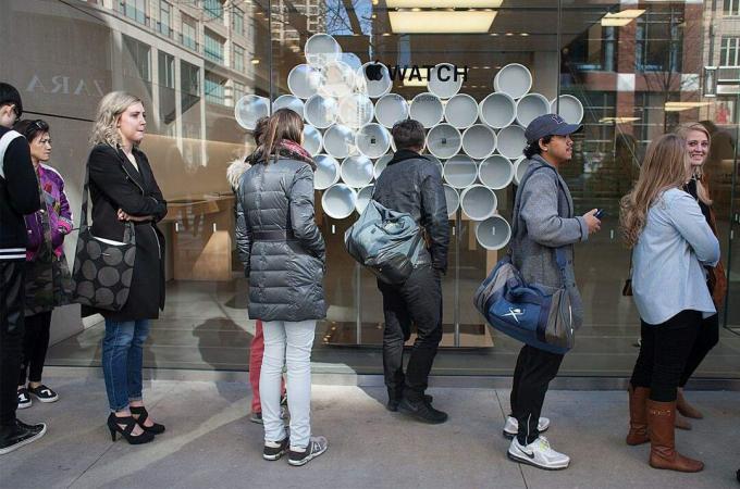 Joukko Apple -asiakkaita, jotka olivat ilmoittautuneet tapaamisiin kokeilemaan Apple Watchia, odottavat ovien avautumista Chicagon keskustassa. Kuva: David Pierini/Cult of Mac